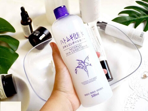 Nước hoa hồng Naturie có thiết kế hình trụ, màu trắng đục Nước hoa hồng Naturie có thiết kế hình trụ, màu trắng đục